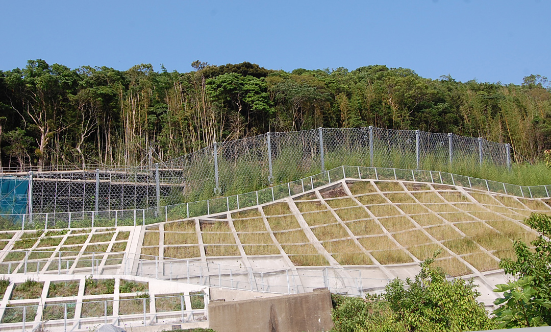 急傾斜地における土砂捕捉工